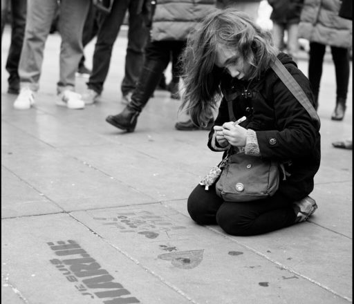 Une jeune fille dessine lors d’un rassemblement de soutien aux victimes de Charlie Hebdo, le 10 janvier 2015